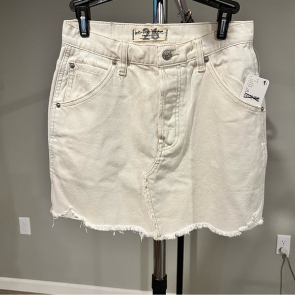 $78 NWT Free People We The Free Brea Cutoff Denim Mini Skirt Deco White Sz 26 - Picture 3 of 6